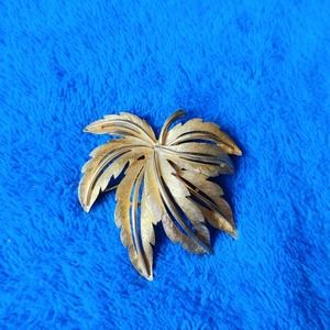 Vintage J.J. Jonette Maple Leaf Gold Toned 1980s Naturalist Autumn Fall Brooch